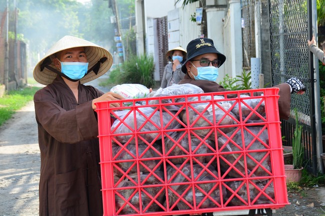 Continuing to support people in need in the Covid-19 pandemic of Hoang Phap Pagoda (series 2)